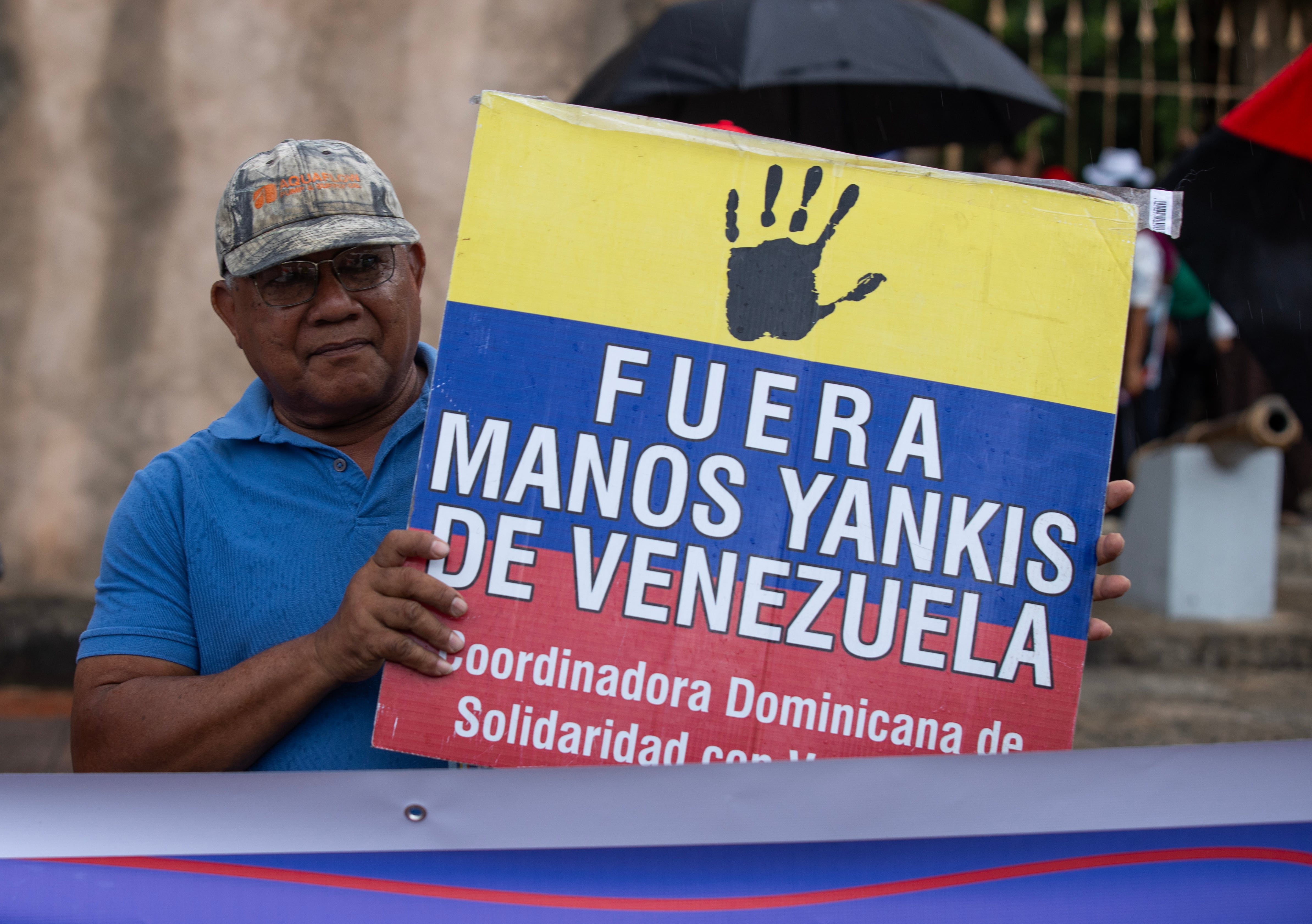 Un hombre sostiene un cartel durante una manifestación este jueves, en Santo Domingo (República Dominicana).