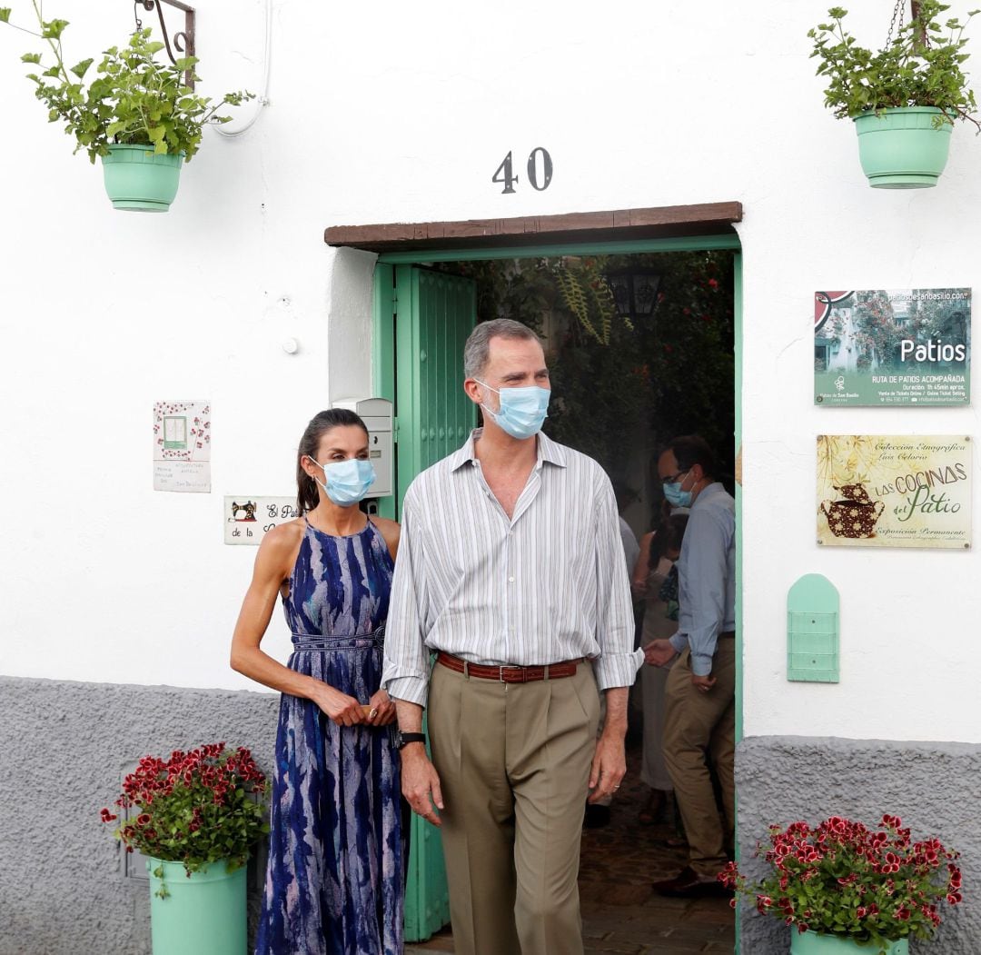 El Rey Felipe y la Reina Letizia visitando uno de los patios esta tarde.