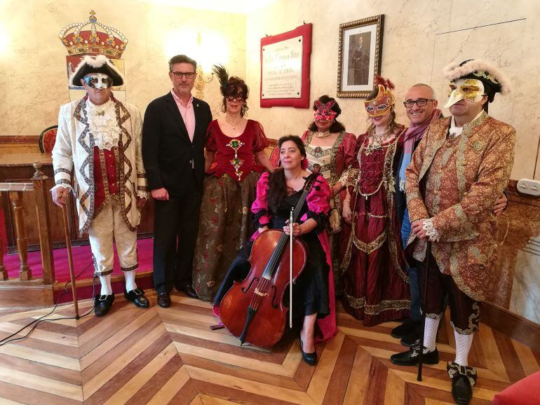 Varias personas vestidas de época han participado en la presentación de la nueda edición del Mercado Barroco de la Granja 