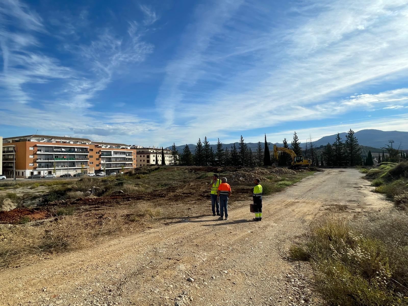 Varios operarios sobre el terreno donde se ejecutará la segunda fase de actuaciones para urbanizar esta zona de la ciudad del Tajo