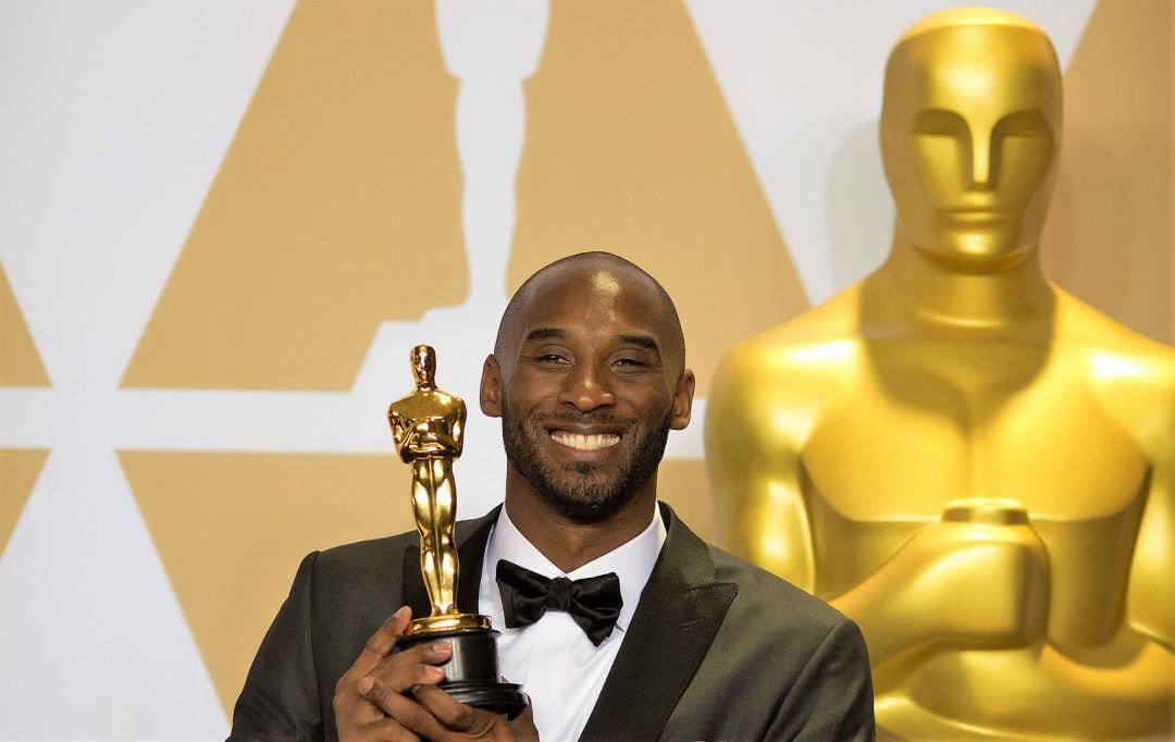 Kobe Bryant posa con su Oscar en la gala de la Academia de Hollywood en 2018