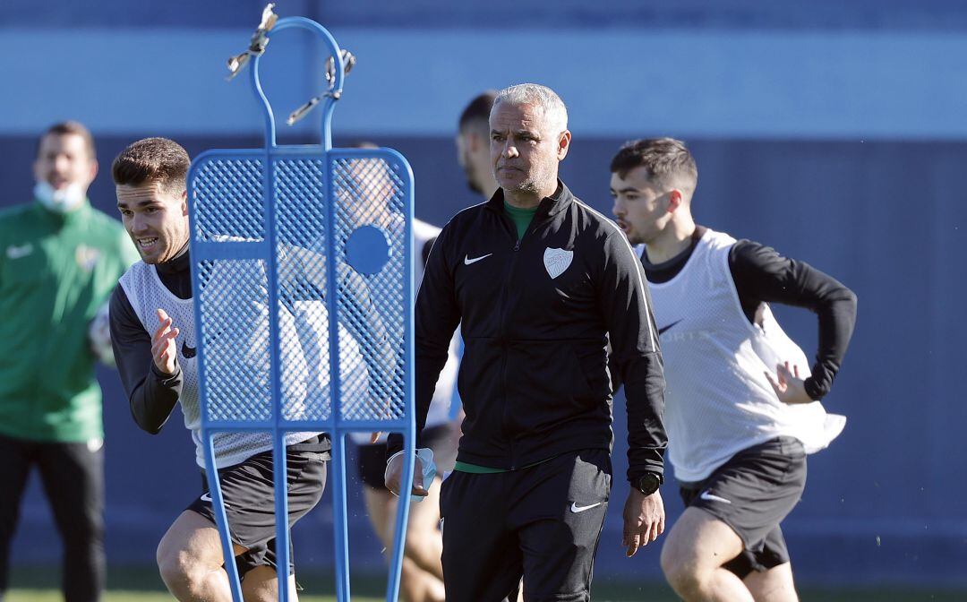 Sergio Pellicer, observando un entrenamiento del Málaga