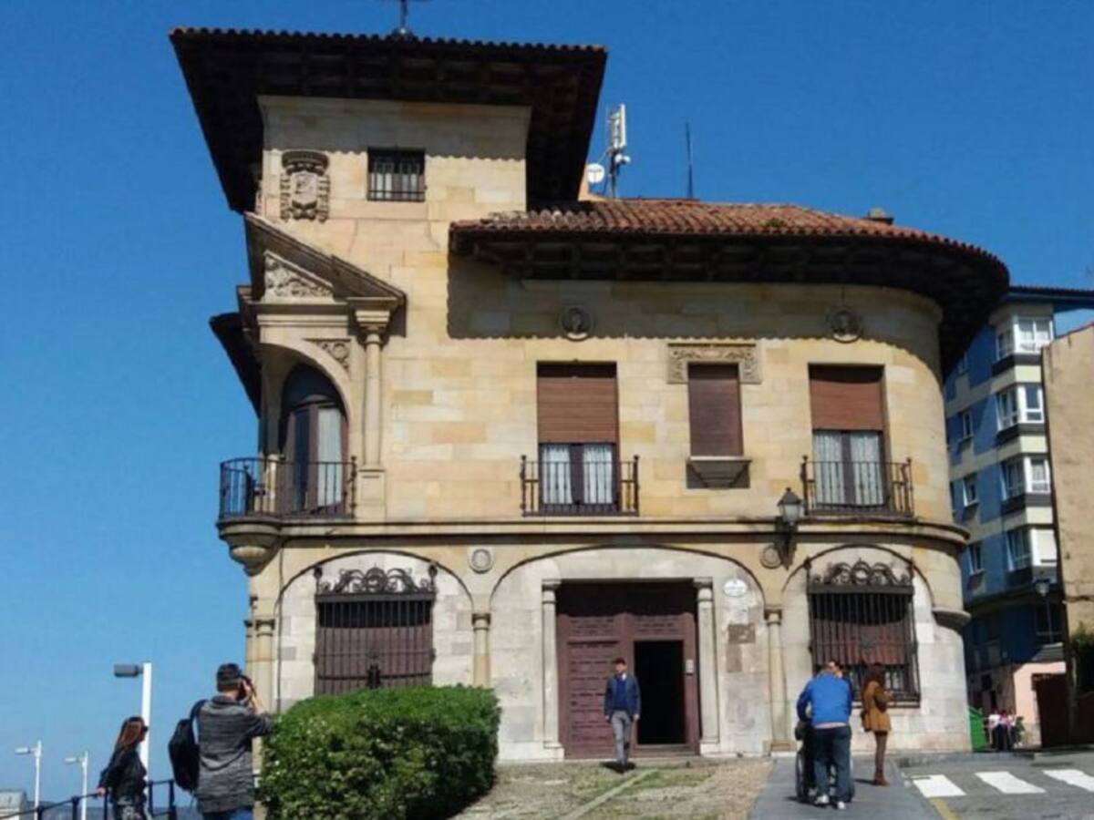 La oficina de turismo de Gijón incorpora un sistema de atención para personas con discapacidad auditiva