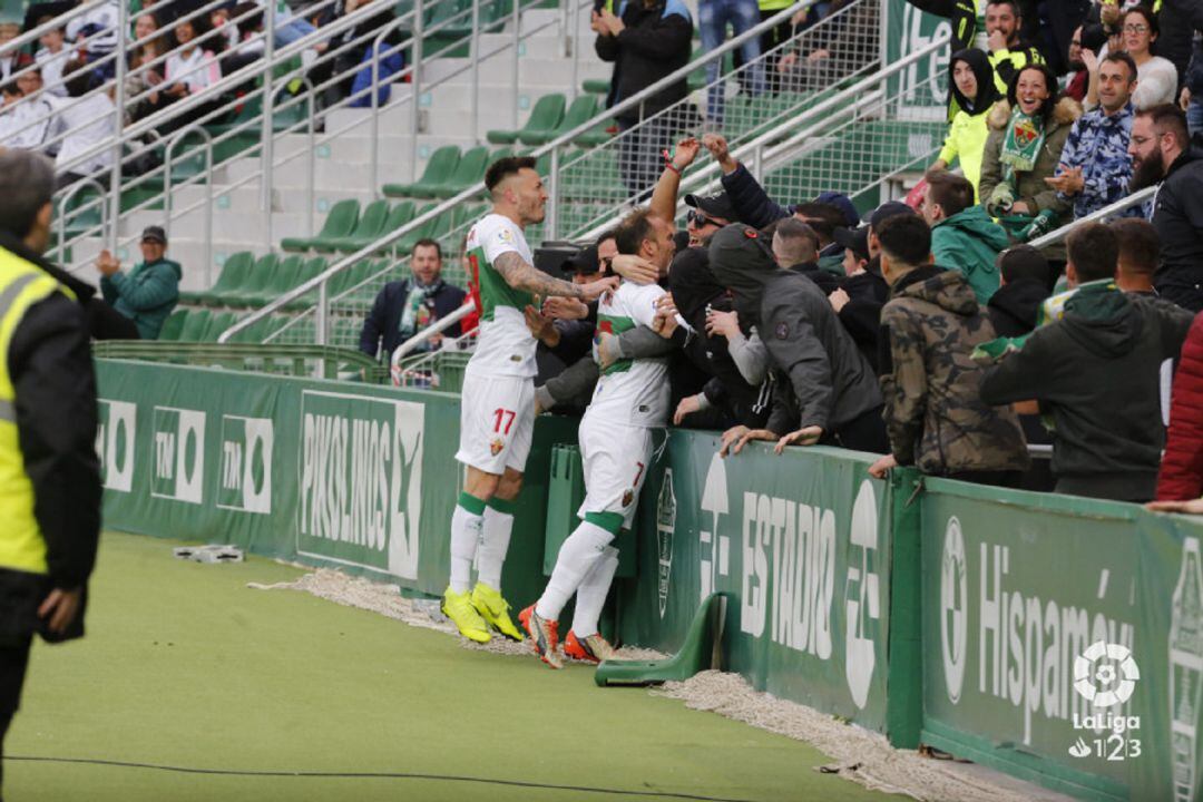 Nino y Josan celebran un gol con los aficionados en el Martínez Valero