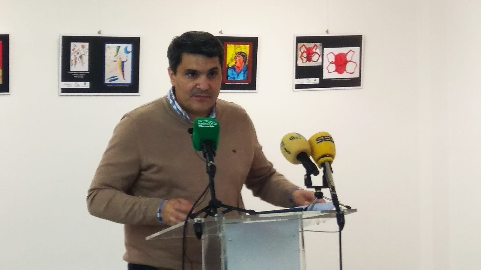 Manuel Lozano, alcalde de Marmolejo, inaugurando la exposición “Viviendo el Museo Mayte Spínola” en el Museo de Arte Contemporáneo de Marmolejo.