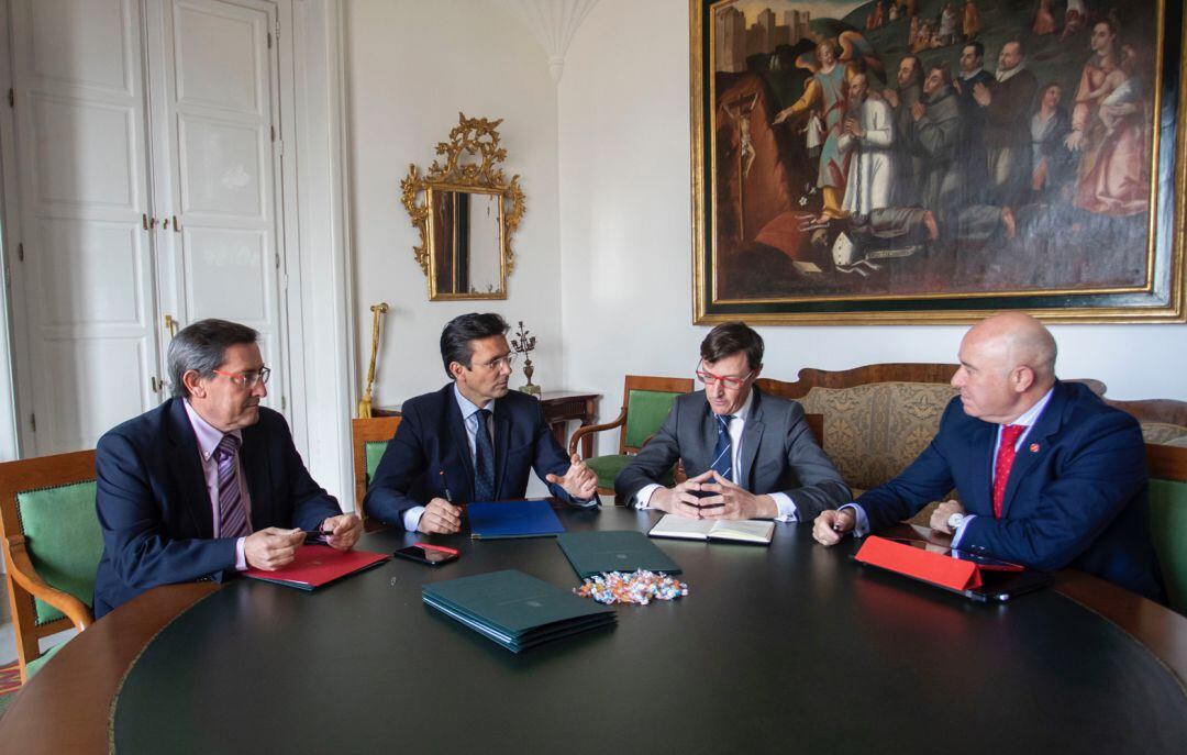 El alcalde de Granada y el presidente de la Diputación en su reunión con el presidente de Iberia este miércoles en Madrid