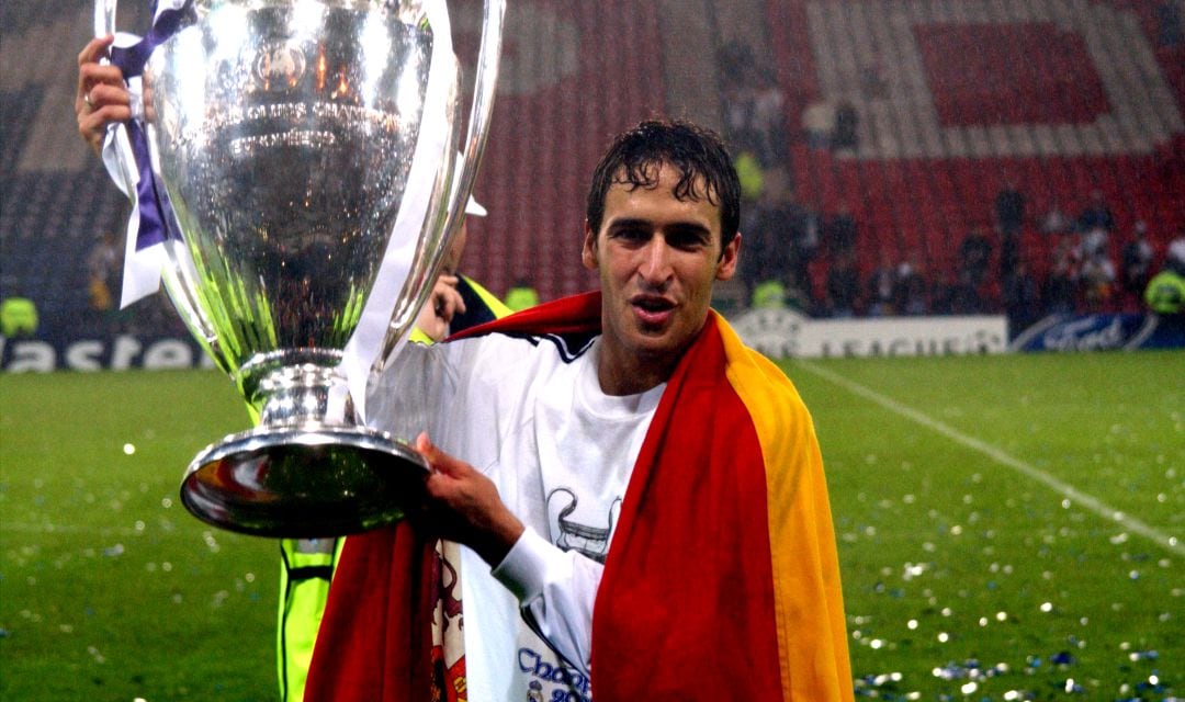 Raúl, con la Champions League ganada en la final ante el Leverkusen.