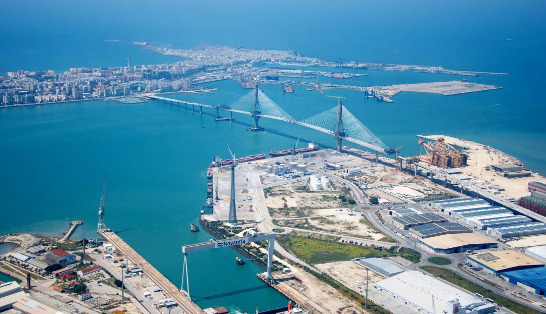 Vista aérea del complejo portuario de Cádiz