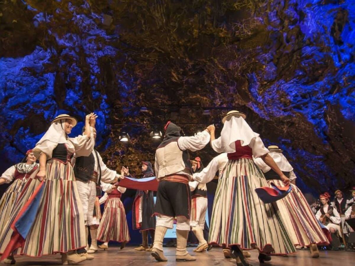 Coros y Danzas de Arrecife recibe la Medalla de Oro de Canarias