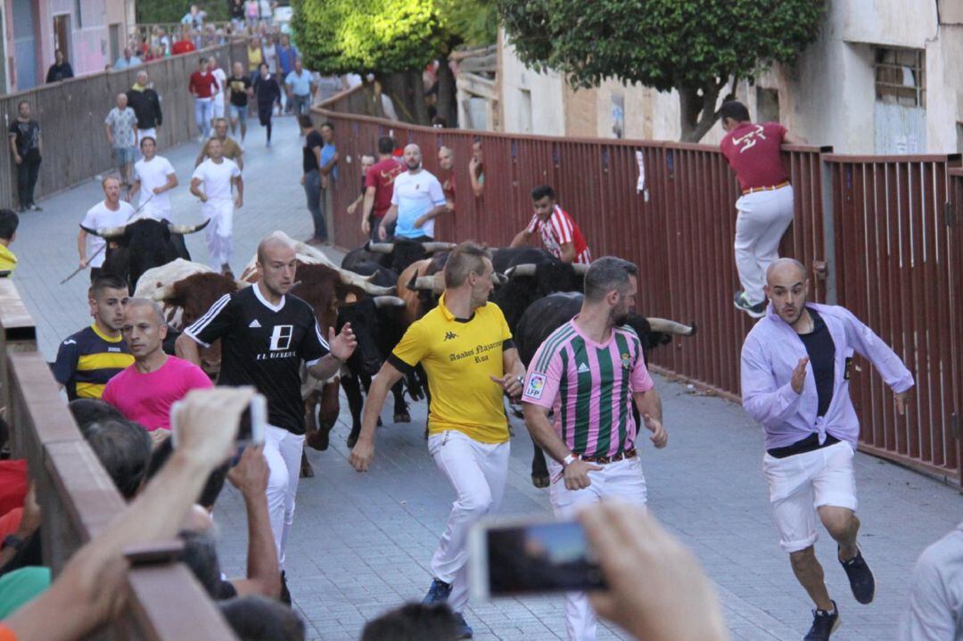 Los participantes disfrutaron y sufrieron a partes iguales de las carreras ante las reses.