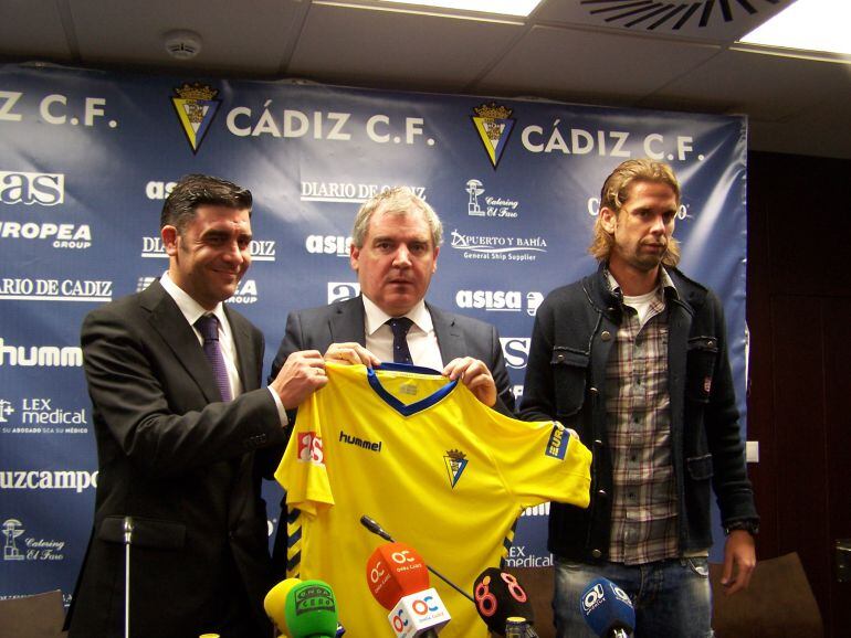 David Sánchez posa con la camiseta del Cádiz junto con el secretario técnico Enrique Ortiz y el presidente Manuel Vizcaíno