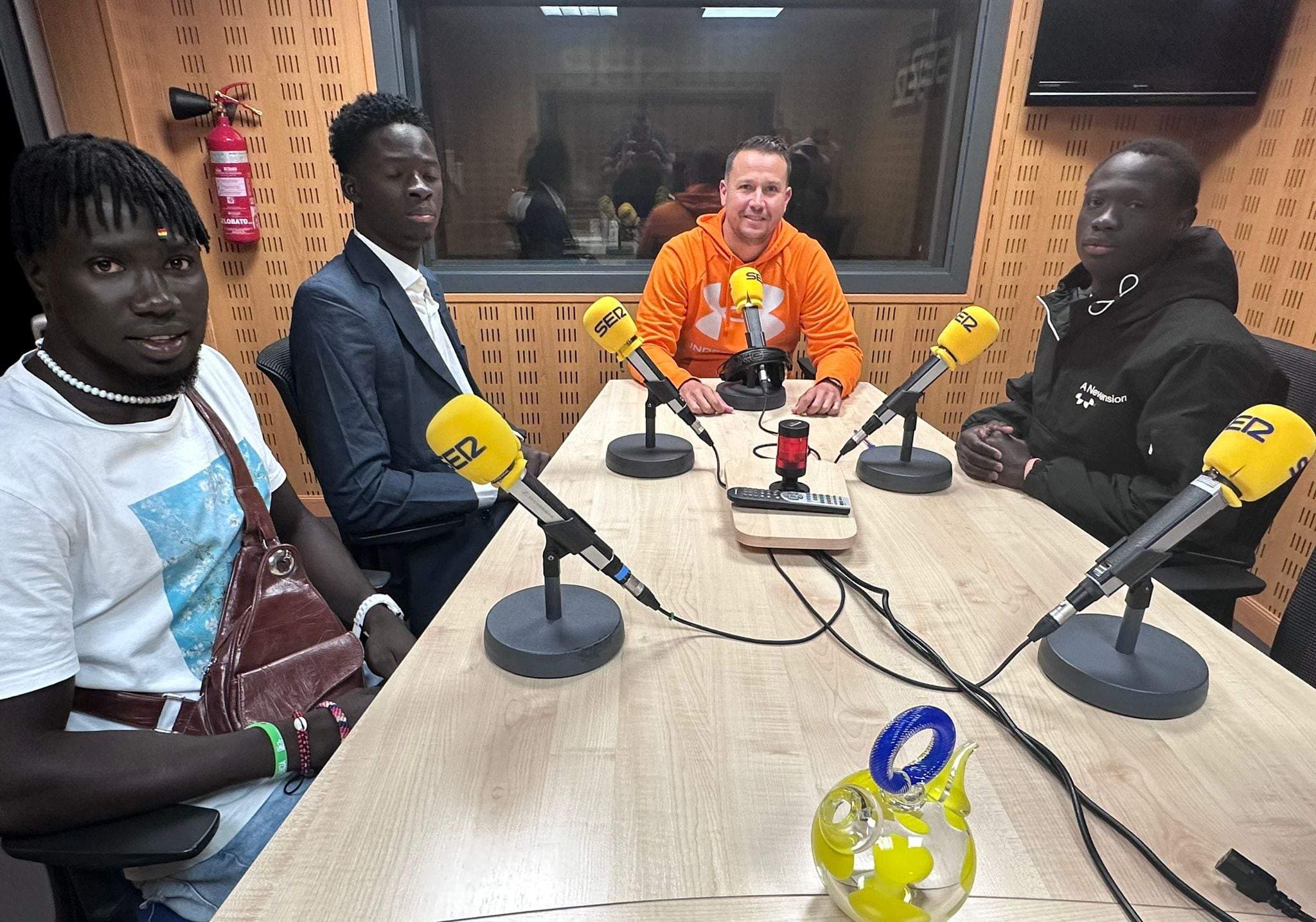 Sene, Siri y Cheik junto a ricki Casao en los estudios de Radio Palencia