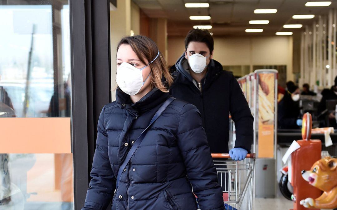 Una parella a un supermercat de Casalpusterlengo, al nord d'Itàlia