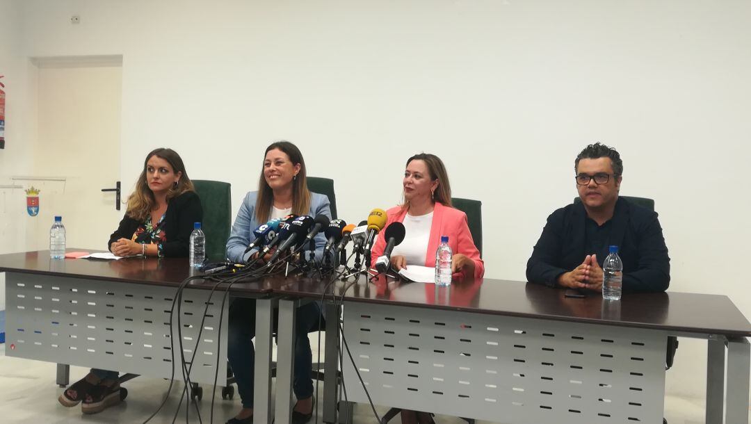 Paula Corujo (Somos Lanzarote), Ástrid Pérez (PP), Dolores Corujo (PSOE) y Armando Santana (Nueva Canarias) en rueda de prensa.