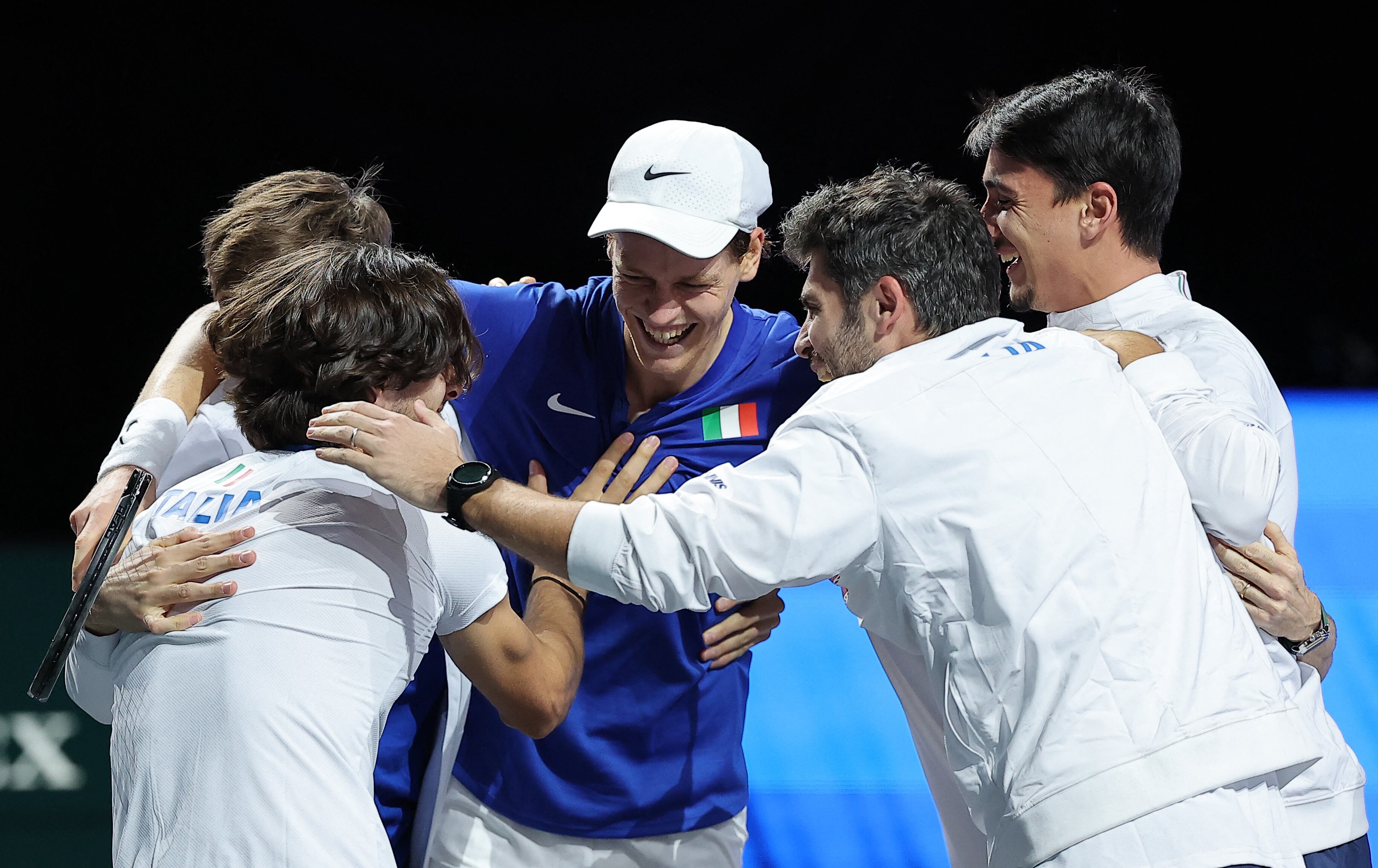 Italia se impone a Australia por 2-0 en la final de la Copa Davis. (Photo by LLUIS GENE / AFP) (Photo by LLUIS GENE/AFP via Getty Images)