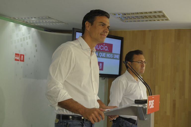 Pedro Sánchez junto a Miguel Ángel Heredia en una rueda de prensa en Málaga en 2016