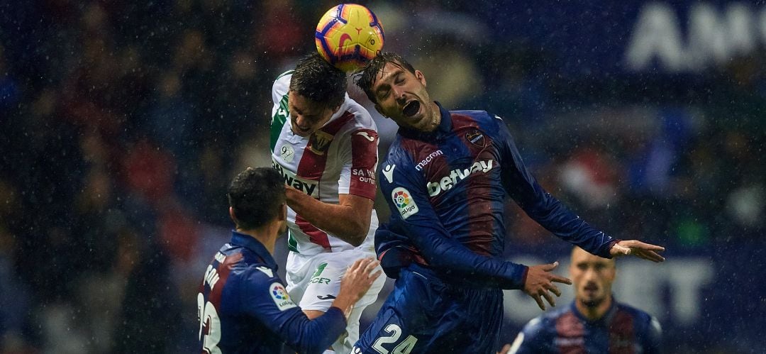 Jose Angel Gomez Campana (d) del Levante UD pugna por un balón con Guido Carrillo (CD Leganes) durante el partido de la primera vuelta en el Ciutat de Valencia.