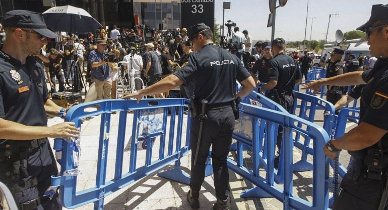 Agentes de Policía Nacional junto a la barrera que separa a los medios de comunicación que esperaban la salida del delantero del Real Madrid Cristiano Ronaldo