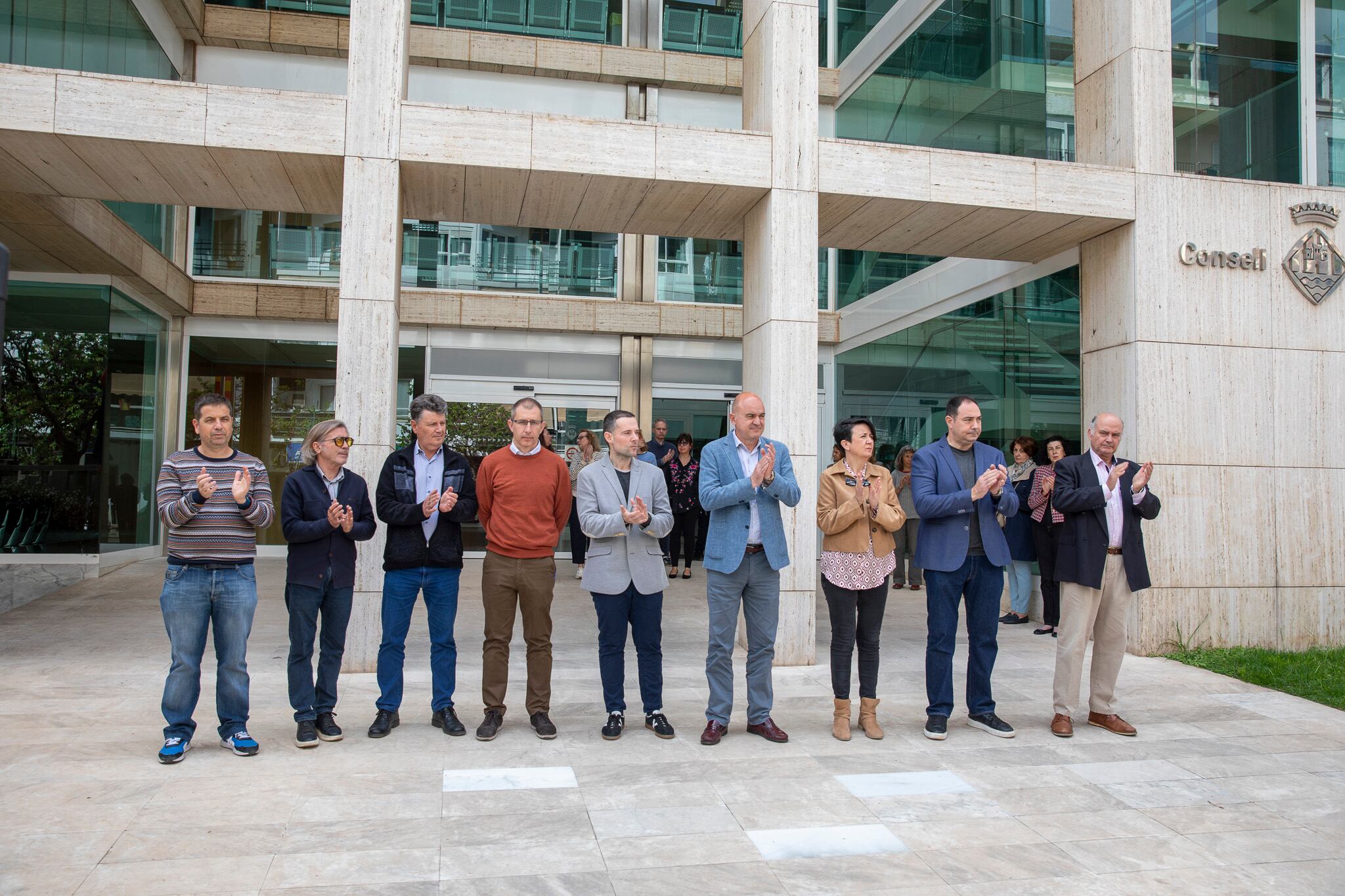 Minuto de silencio delante del Consell de Ibiza