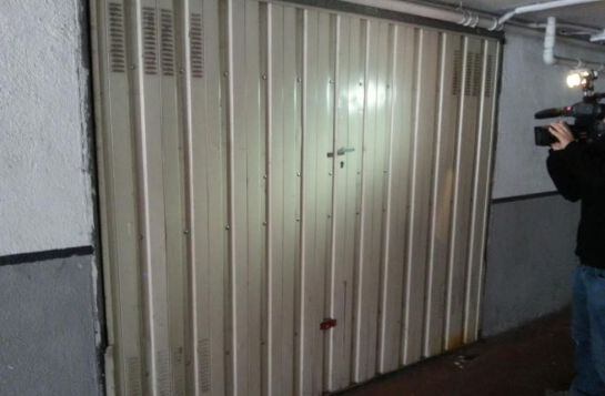 Puerta del garaje de la casa del sospechoso