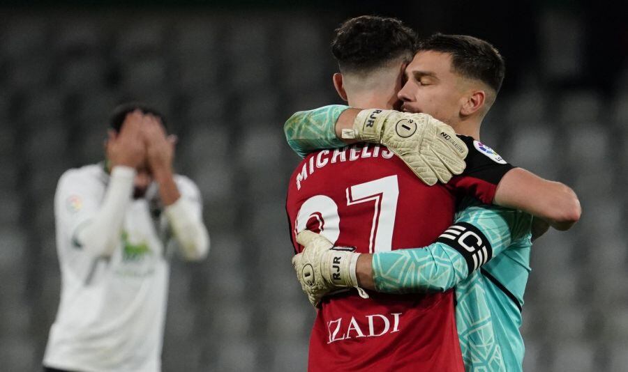 Los jugadores del Mirandés celebran la victoria en El Sardinero