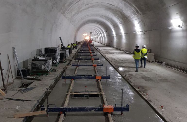 Trabajos de instalación de la plataforma ferroviaria en el túnel de la Serra Grossa de Alicante