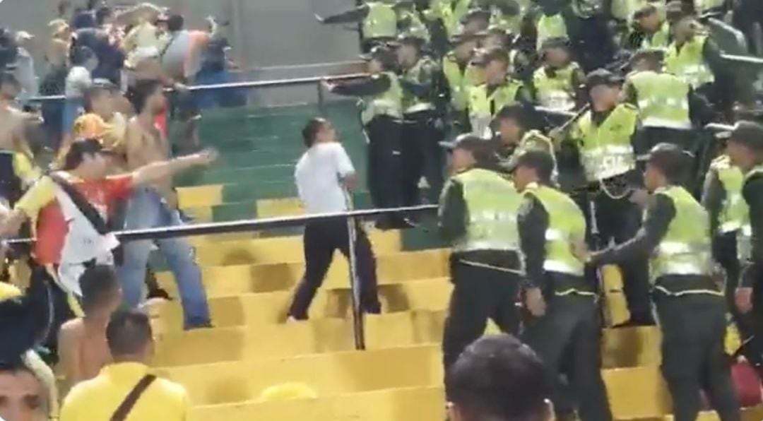 Disturbios entre hinchas y la policía. 