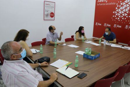 Un momento de la reunión entre miembros del PSOE de Jaén con la nueva junta directiva de FAMPA &#039;Los Olivos&#039;.