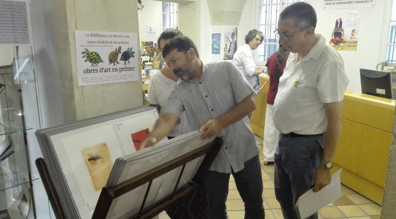 El conseller Miquel Àngel Maria y el director de la biblioteca Francesc Florit observaron las piezas disponibles.