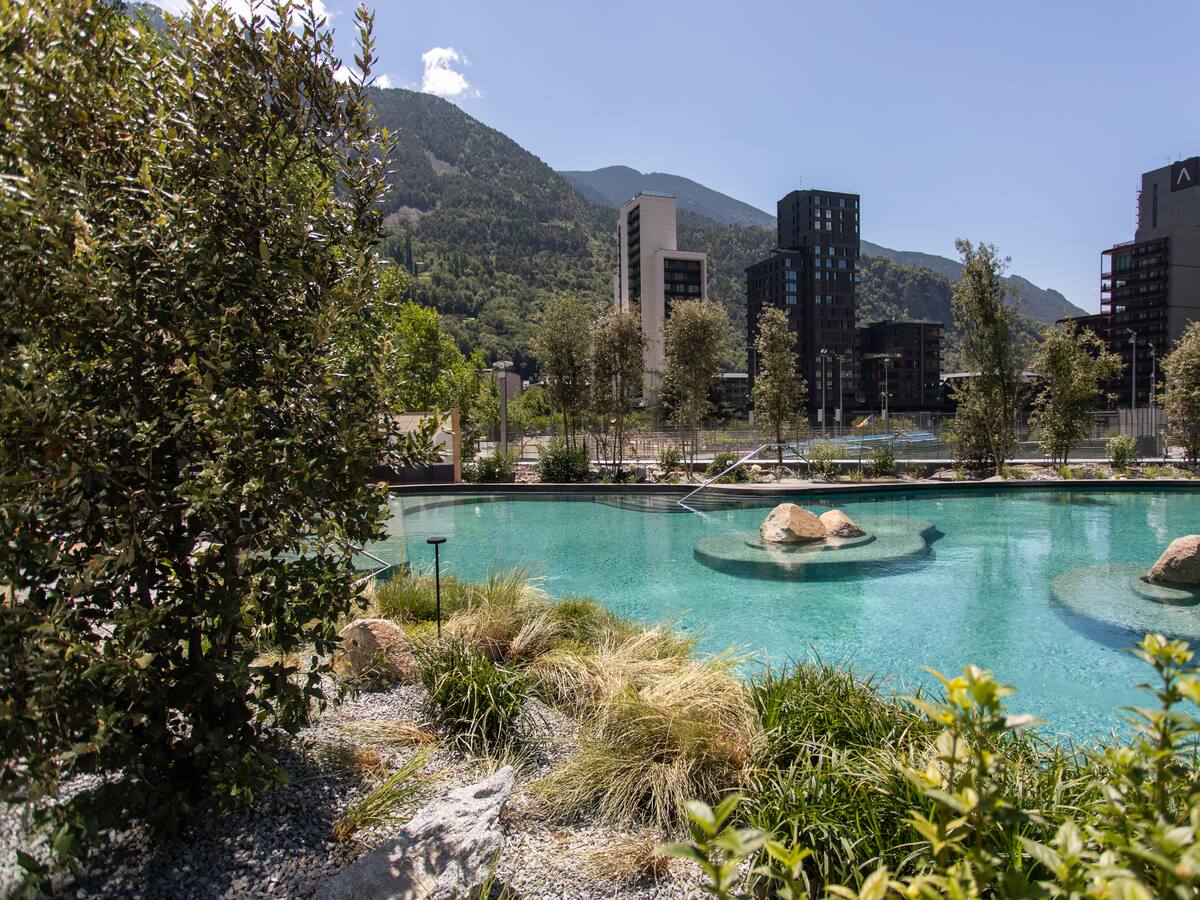 Caldea inaugura una nova llacuna exterior transformada en un llac de muntanya