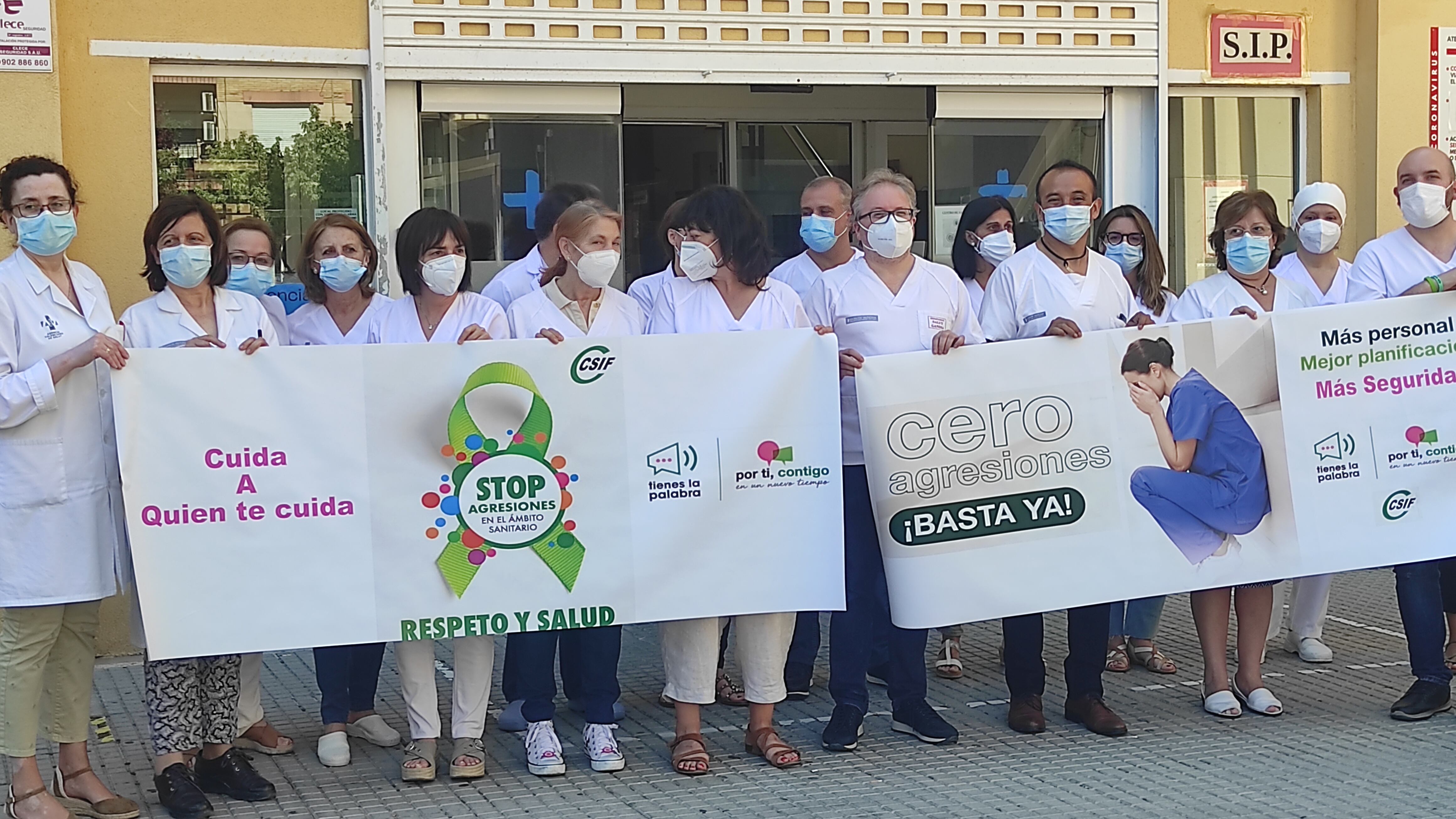 Profesionales sanitarios se concentran en el Centro de Salud de Beniopa para reclamar más seguridad.