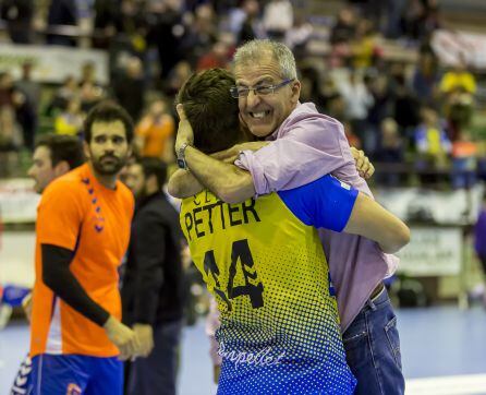 Abrazo entre el entrenador amarillo, Carlos Colmenero, y su jugador Petter Solenta, eufóricos tras el gran triunfo ante Covadonga.