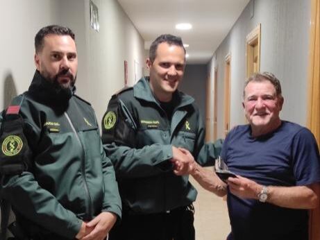 Guardia Civil entrega a un peregrino australiano una cartera que había extraviado con más de 400 euros y documentación