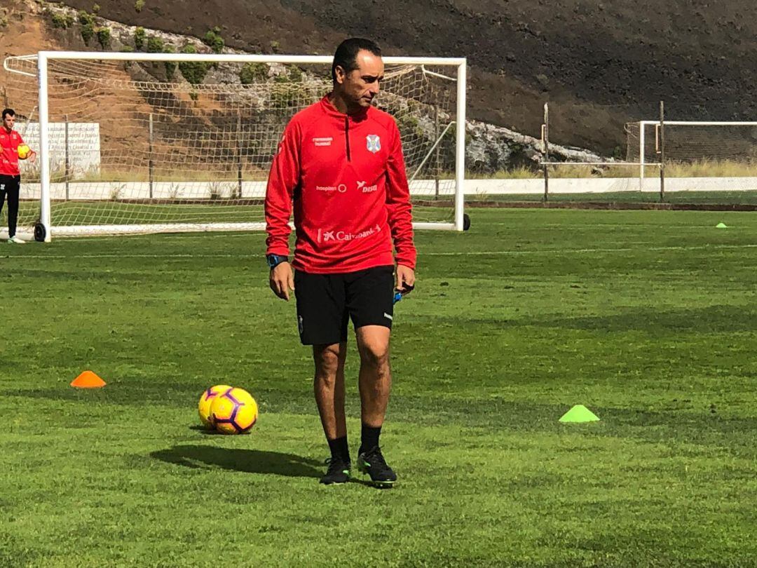 El técnico levantino en un entrenamiento del conjunto blanquiazul