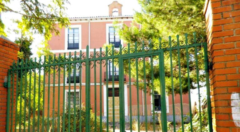 Fachada del Hospital de Santa Emilia, con la puerta tapiada desde 2013