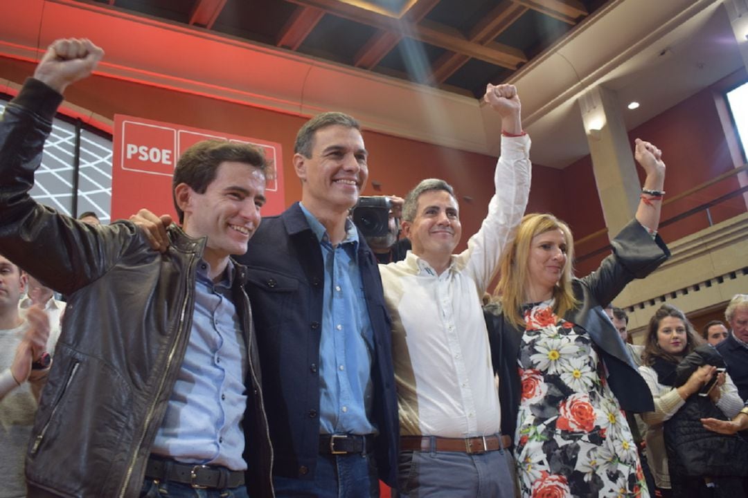 De izquierda a derecha, Pedro Casares, Pedro Sánchez, Pablo Zuloaga y Noelia Cobo.