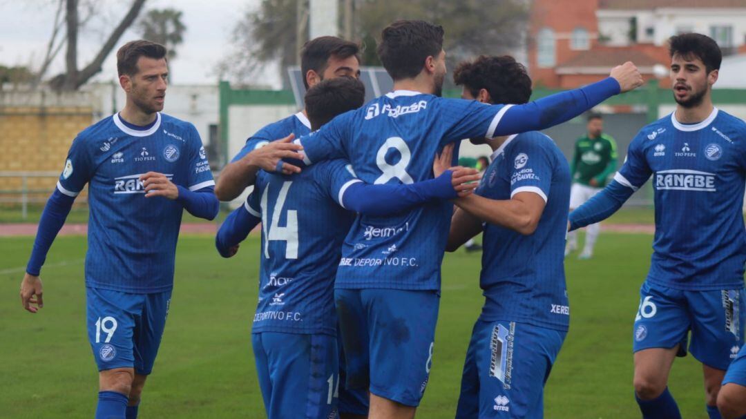 Los jugadores xerecistas se abrazan tras abrir Javilillo el marcador a los cuatro minutos