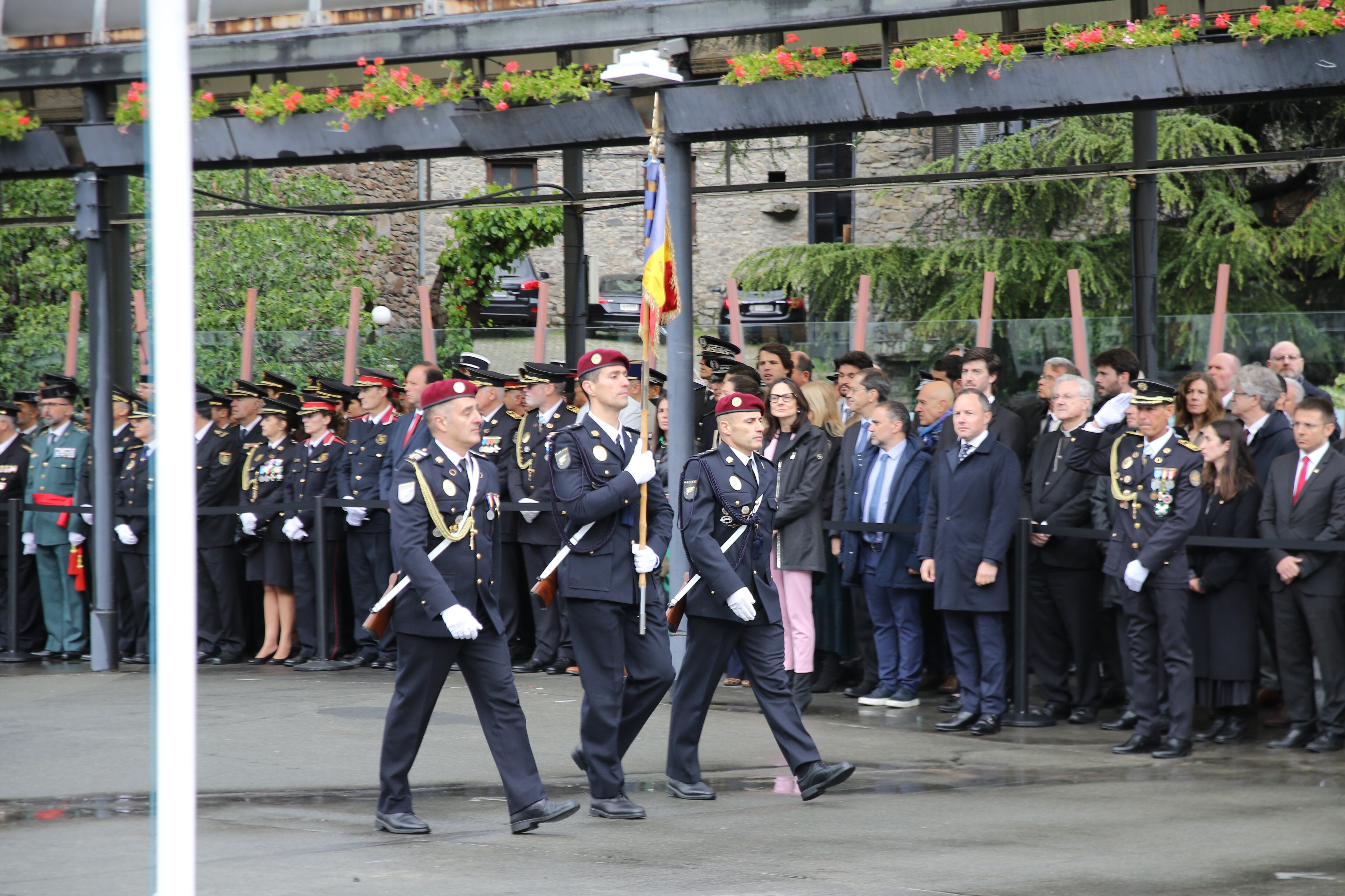 Acte d'honor a la bandera i presentació d'armes i especialitats a la plaça del Poble d'Andorra la Vella durant la celebració de la patrona del cos, Maria Auxiliadora.