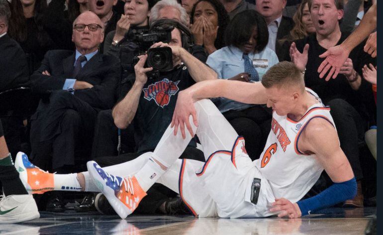 Portzingis se duele de la rodilla después de caer