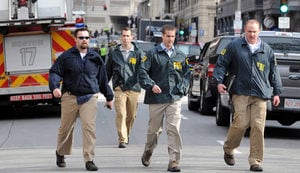 Un grupo de agentes del FBI llega al lugar de las explosiones en Boston.