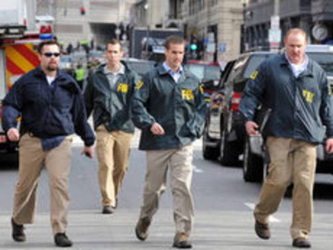 Un grupo de agentes del FBI llega al lugar de las explosiones en Boston.