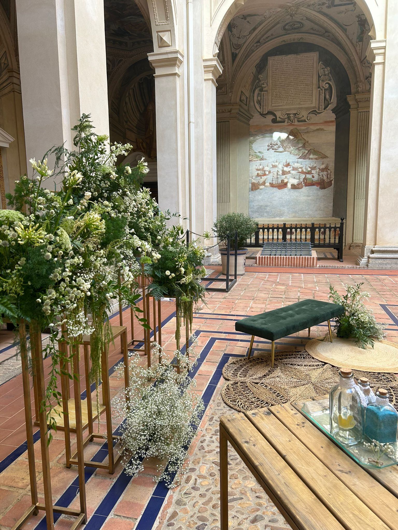 Imagen de la preparación de una boda civil en el patio del Palacio de Viso del Marqués