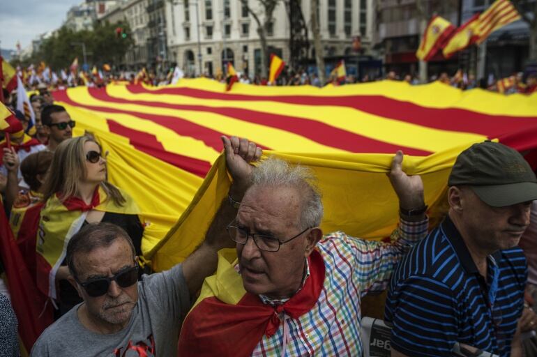 Manifestantes portan una gran bandera catalana en Barcelona