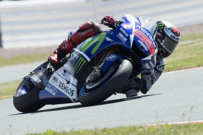 HOHENSTEIN-ERNSTTHAL, GERMANY - JULY 11: Jorge Lorenzo of Italy and Movistar Yamaha MotoGP rounds the bend during the MotoGp of Germany - Qualifying at Sachsenring Circuit on July 11, 2015 in Hohenstein-Ernstthal, Germany. (Photo by Mirco Lazzari gp/Getty Images)