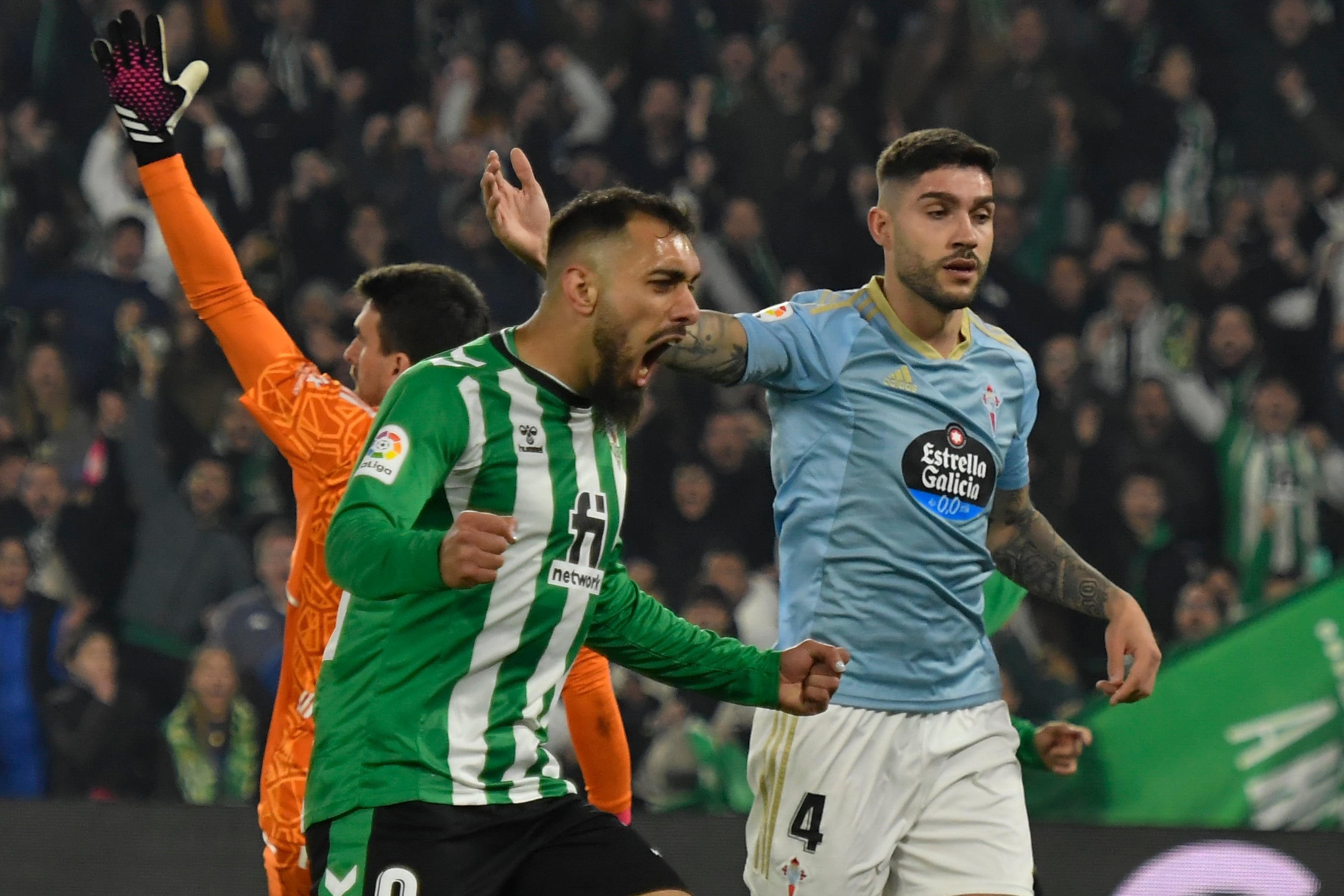 SEVILLA, 04/02/2023.- El delantero del Real Betis Borja Iglesias celebra el gol de su compañero Juanmi, durante el partido de la jornada 20 de la Liga Santander que Real Betis y Celta de Vigo disputan este sábado en el estadio Benito Villamarín, en Sevilla. EFE/ Raúl Caro.
