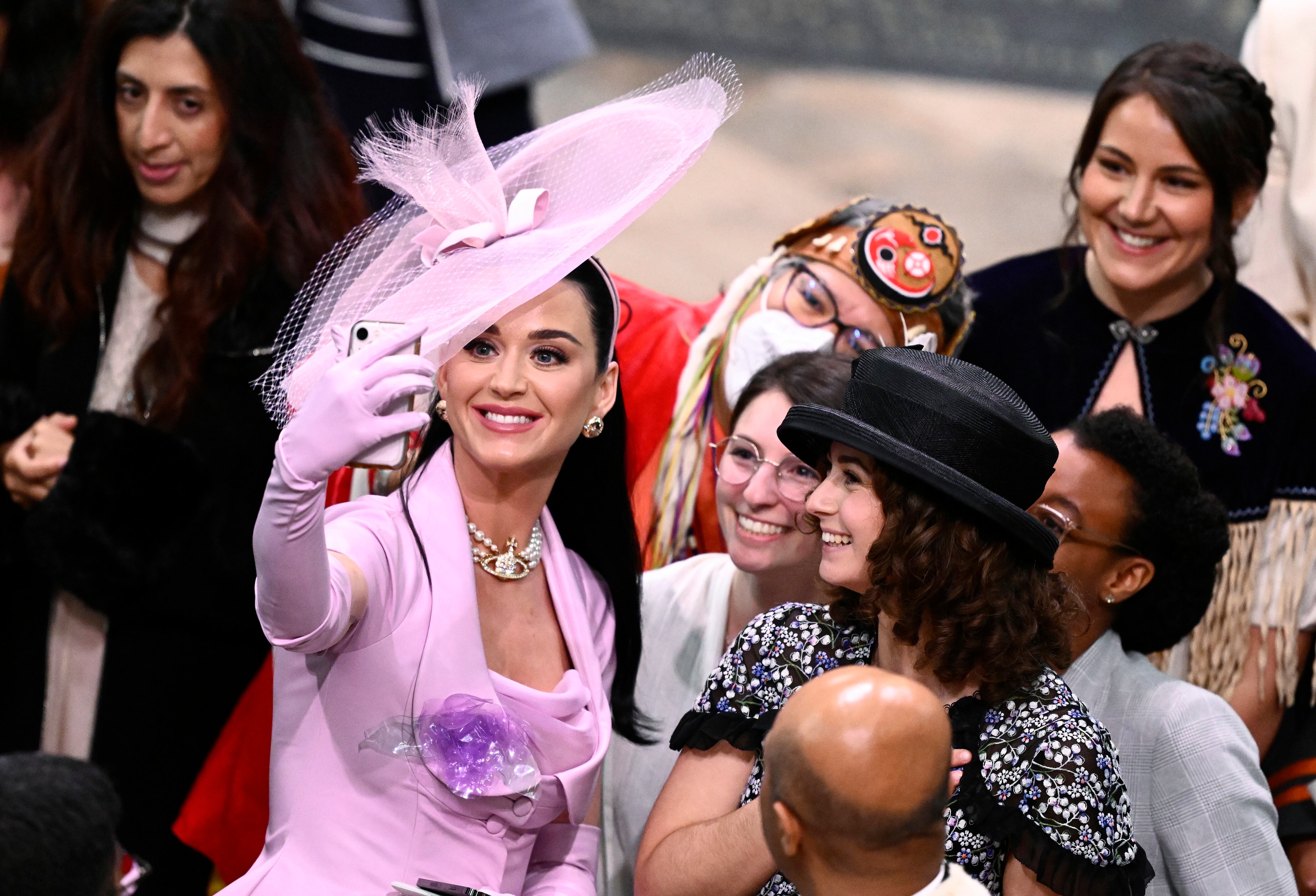 Katy Perry en un momento de la coronación de Carlos III y Camila en la Abadía de Westminster