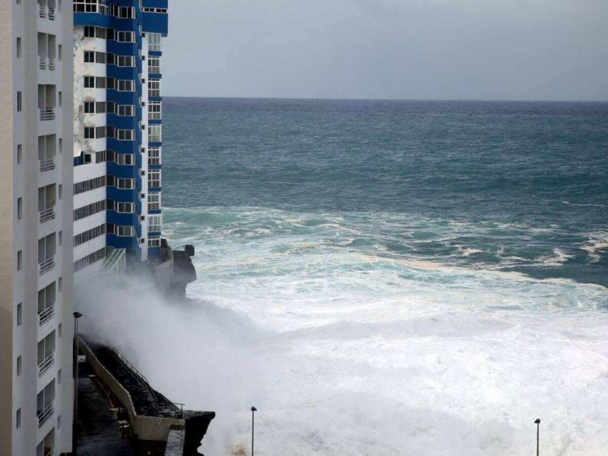 El fuerte oleaje obliga a desalojar otras 65 viviendas en Tenerife