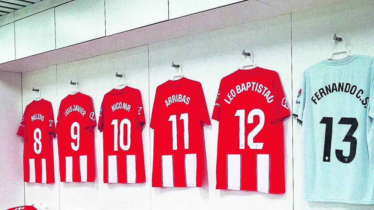 Las camisetas rojiblancas en el vestuario del Nuevo Mirandilla.