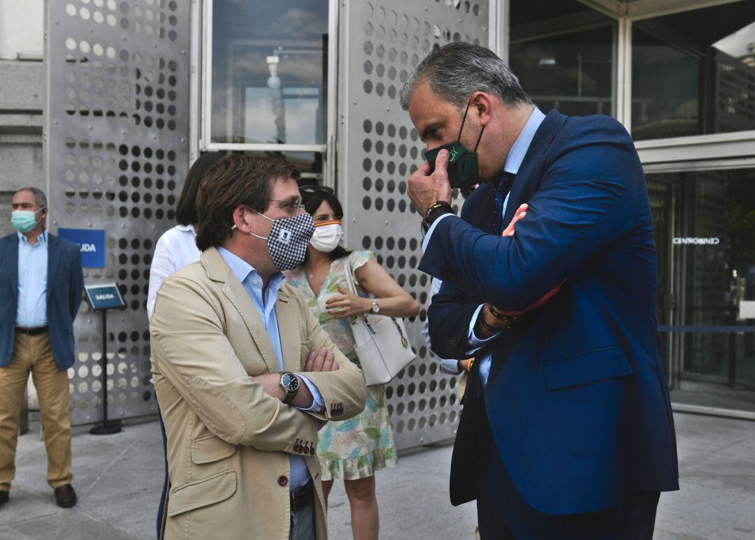 El alcalde de Madrid, José Luis Martínez-Almeida (i), y el portavoz de Vox en el Ayuntamiento de Madrid, Javier Ortega Smith. Archivo.