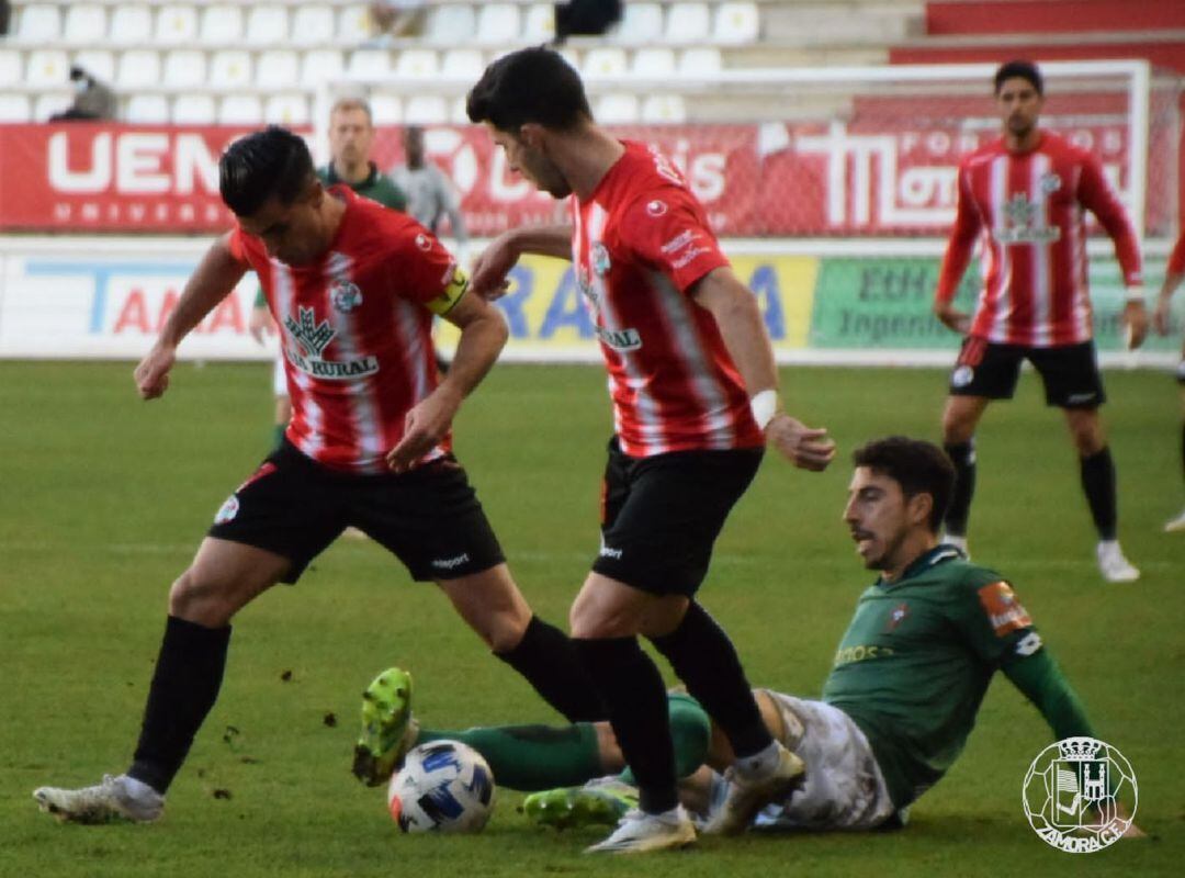 El capitán rojiblanco, Dani Hernández, durante un lance del juego